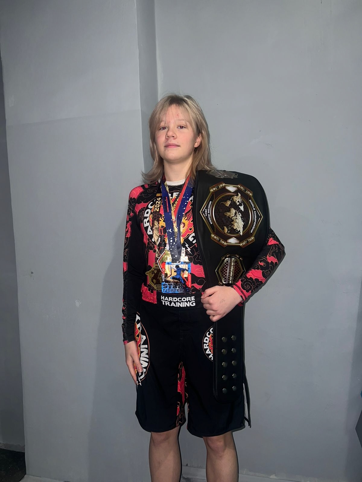 Вероника Маньковская с чемпионским поясом и медалями